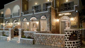 Fassade der Unterkunft – Abend/Nacht