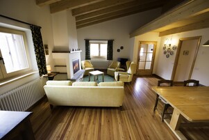 Appartamento, 3 camere da letto | Soggiorno | TV a schermo piatto 32 pollici con canali digitali, TV