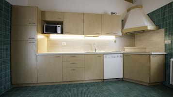 Apartemen, 3 kamar tidur | Dapur pribadi | Lemari es besar, microwave, kompor, dan mesin pencuci piring