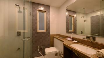 Đồ dùng nhà tắm miễn phí, máy sấy tóc, áo choàng tắm