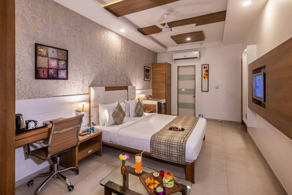 Quarto luxo | Frigobar, cofres nos quartos, escrivaninha