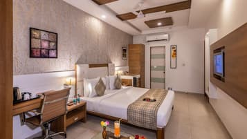 Deluxe Room | Minibar, in-room safe, desk, wheelchair access