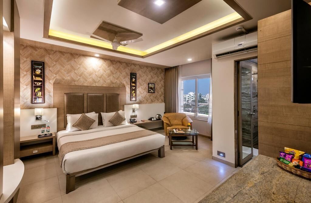 Minibar, caja de seguridad en la habitación y escritorio 