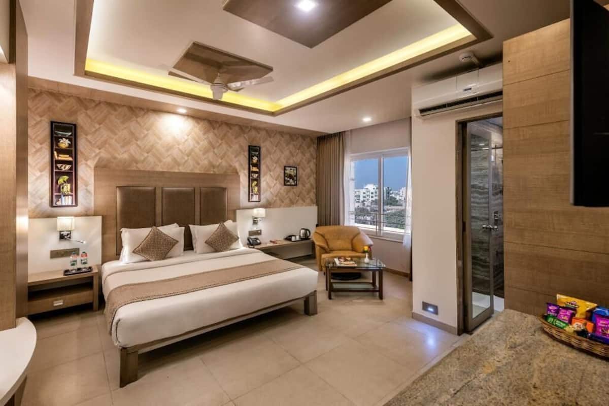 Minibar, caja de seguridad en la habitación y escritorio