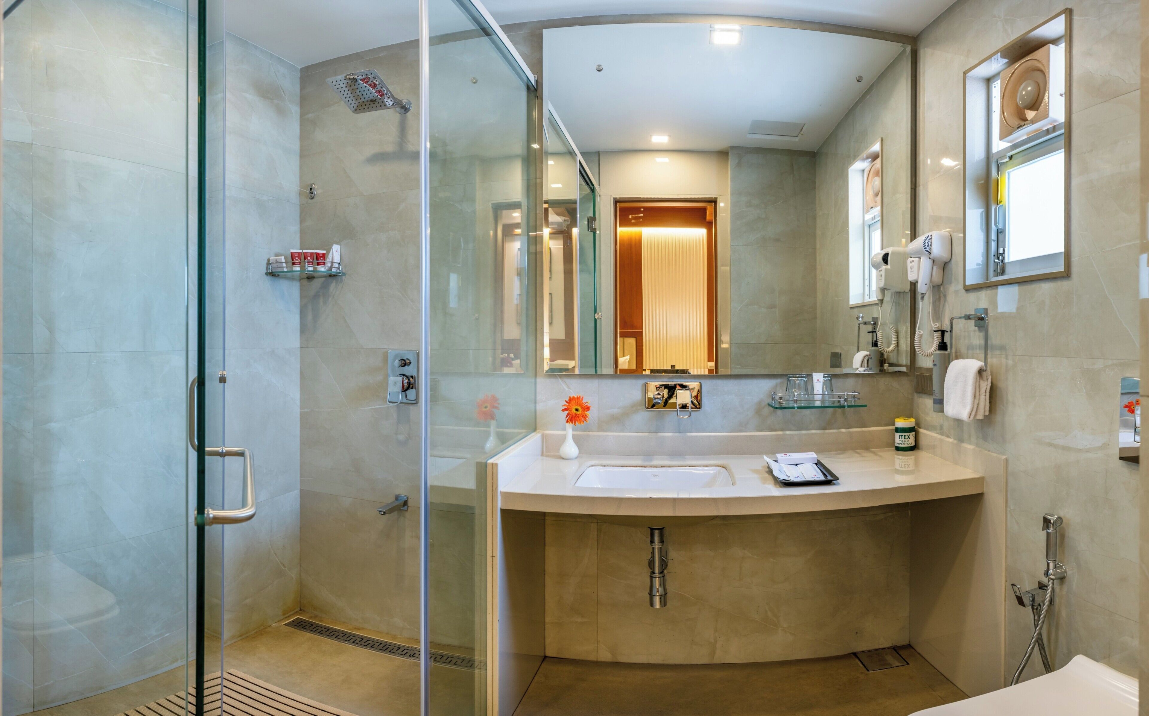 Chambre Deluxe, vue sur la mer | Salle de bain | Articles de toilette (gratuits), séchoir à cheveux, peignoirs