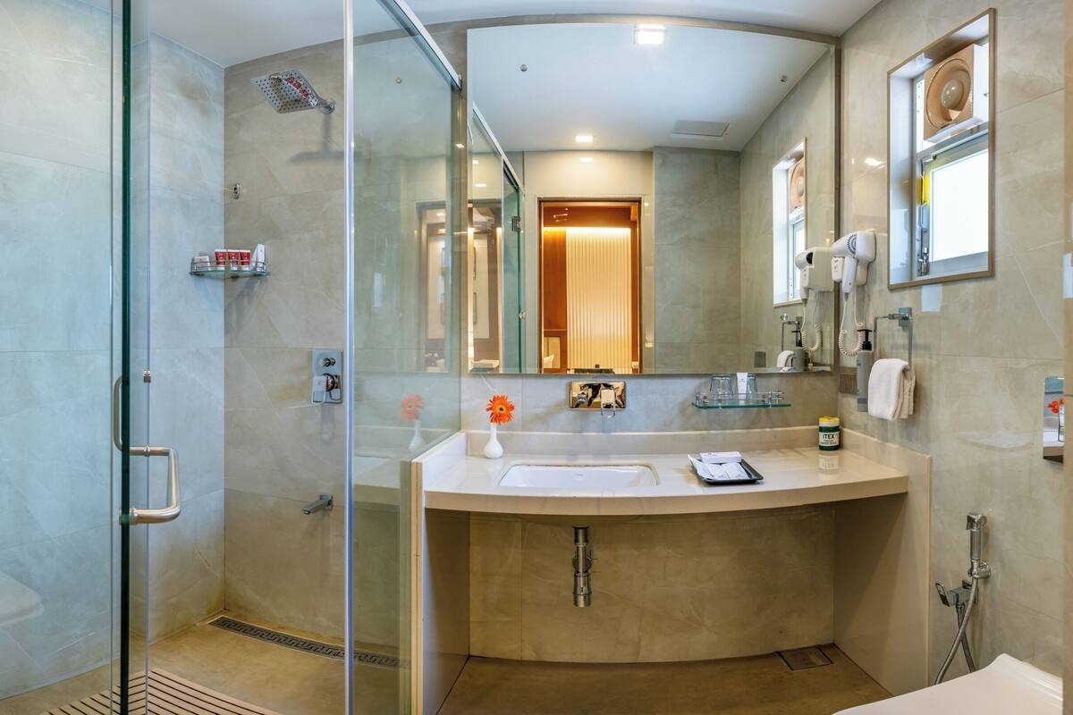Chambre Deluxe, vue sur la mer | Salle de bain | Articles de toilette (gratuits), séchoir à cheveux, peignoirs