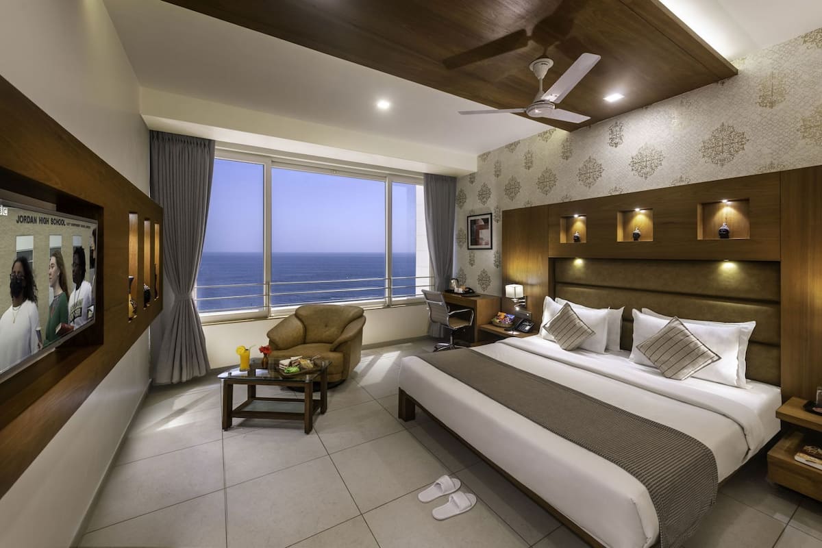 Minibar, caja de seguridad en la habitación y escritorio