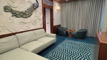 Studio Suite | Minibar, in-room safe, desk, bed sheets