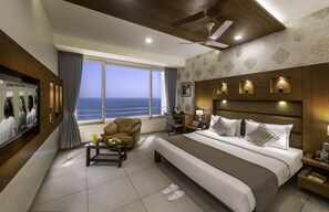 Deluxe Room, Sea View | Minibar, in-room safe, desk, bed sheets