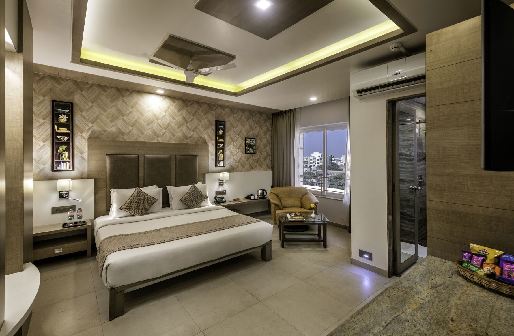 Minibar, caja de seguridad en la habitación y escritorio 