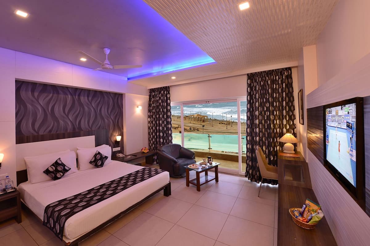 Minibar, caja de seguridad en la habitación y escritorio