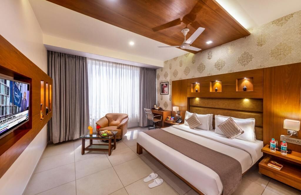 Minibar, caja de seguridad en la habitación y escritorio 