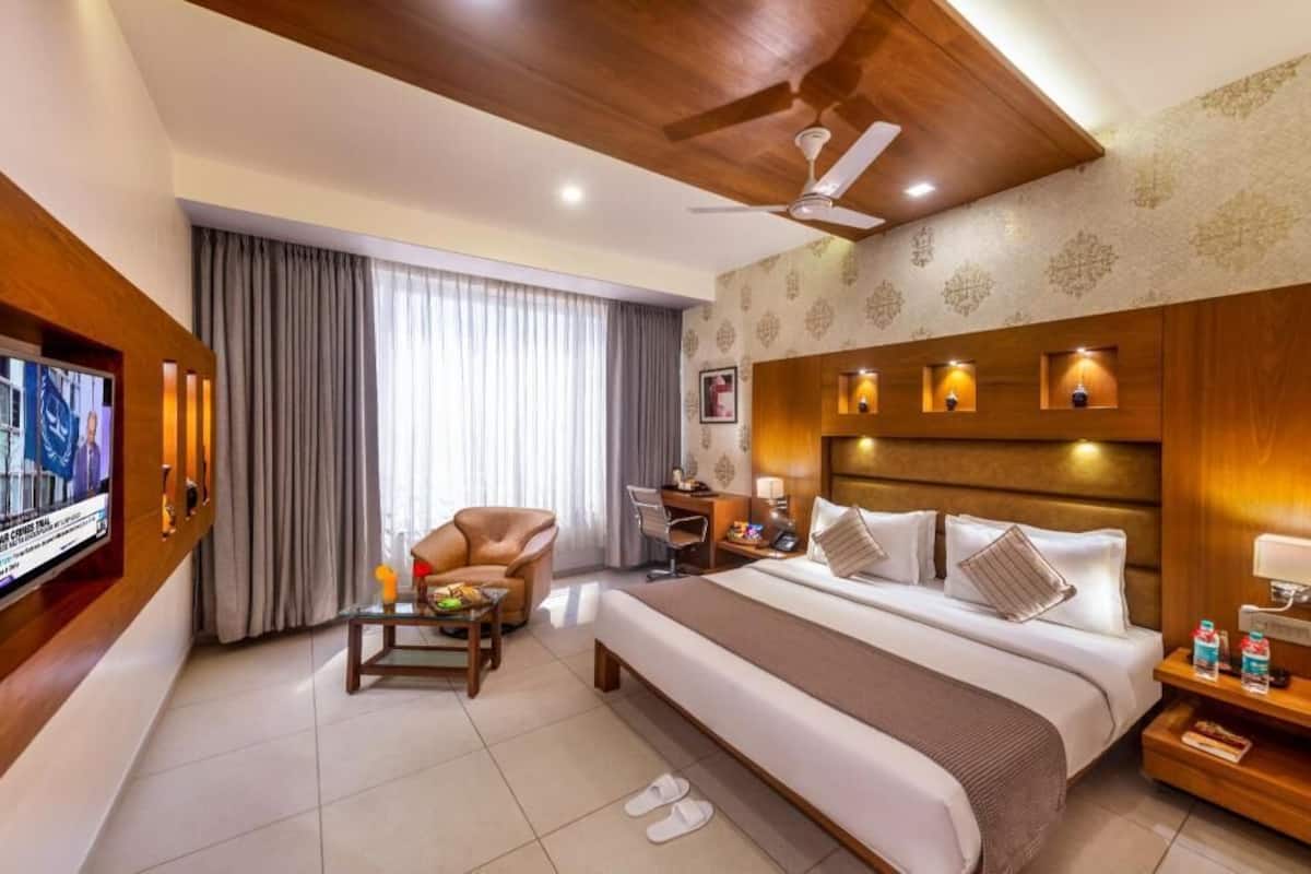 Minibar, caja de seguridad en la habitación y escritorio