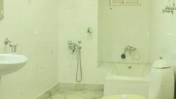 Kostenlose Toilettenartikel, Haartrockner, Hausschuhe, Handtücher