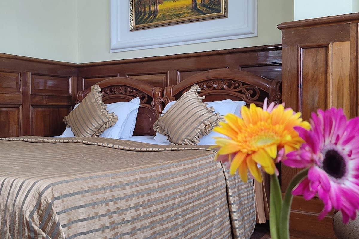 Deluxe tweepersoonskamer | Luxe beddengoed, bedden met traagschuimmatras, individueel gedecoreerd