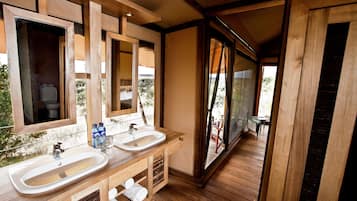 Habitación Deluxe con 1 cama matrimonial o 2 individuales, Terraza (Safaris included) | Baño | Regadera, amenidades de baño gratuitas, toallas, papel de baño