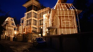 A building with multiple levels and a sign indicating it is a resort. - Saramsa Resort (Gangtok)