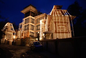 Façade de l’hébergement - soirée/nuit