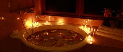 Phòng Suite Superior, 1 giường cỡ king, quang cảnh đồi núi | Phòng tắm | Vòi sen/bồn tắm kết hợp, đồ dùng nhà tắm miễn phí, máy sấy tóc