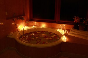 Superior Suite, 1 King Bed, Hill View | Bathroom | Combined shower/tub, free toiletries, hair dryer, slippers