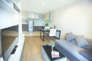 32-inch LCD TV with cable channels, TV - Park 19 Hotel (Bangkok)