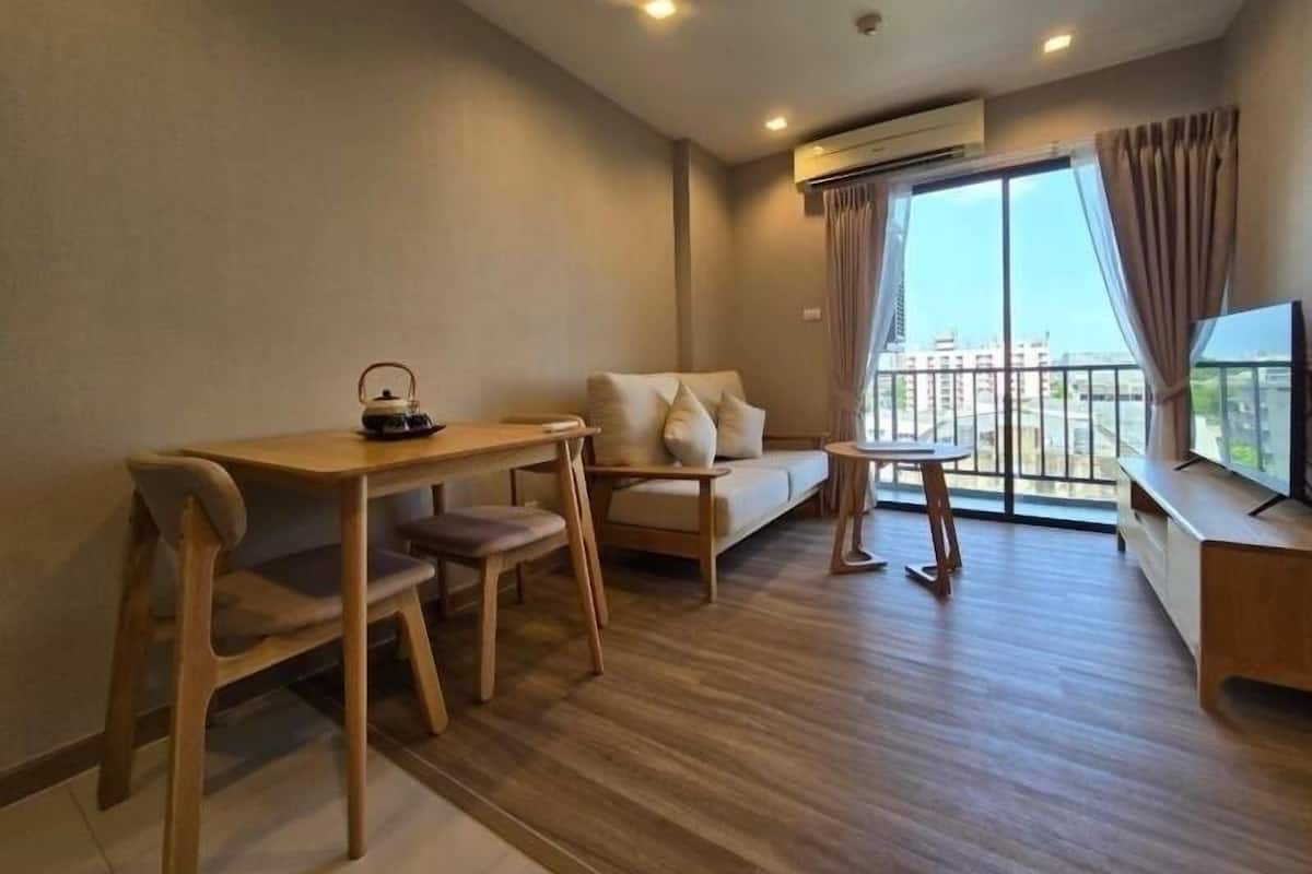 Minimal 1 Bedroom Deluxe | Oppholdsområde | En 32-tommers LCD-TV med kabel-kanaler samt TV