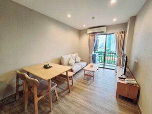 Minimal 1 Bedroom GrandSuite | Wohnbereich | 32-Zoll-LCD-Fernseher mit Kabelempfang, Fernseher