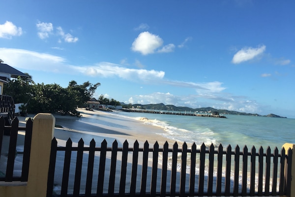 Perto da praia, areia branca, serviço de traslado de/para a praia