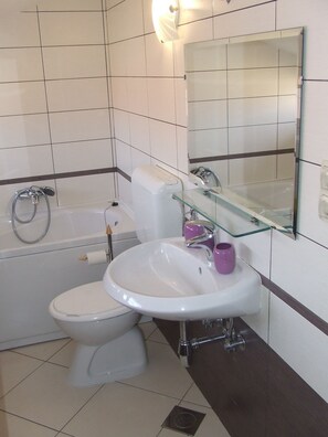 A bathroom with a toilet, sink, and bathtub. - Villa Ana (Zadar)