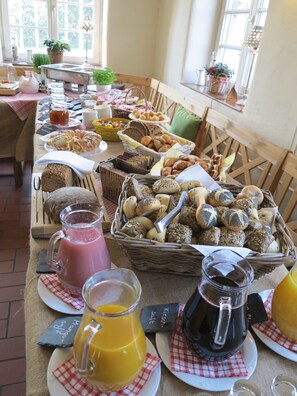 Daily buffet breakfast for a fee - Das Dycker Weinhaus (Juechen)