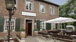 A brick building with a sign reading "Das Dycker Weinhaus". - Das Dycker Weinhaus (Juechen)