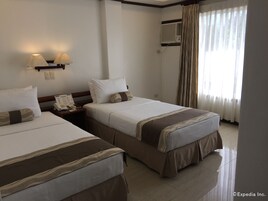 尊贵客房 | 迷你吧、客房内保险箱、办公桌、遮光窗帘