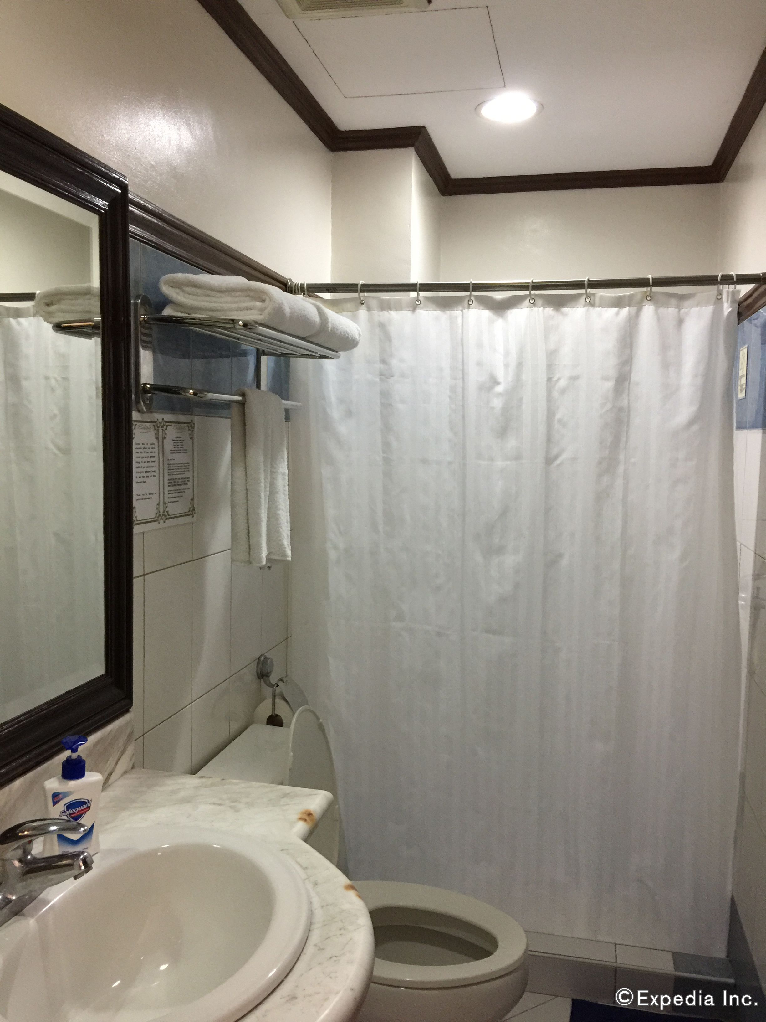 superior suite | bathroom | shower, free toiletries, towels