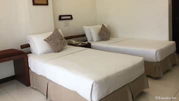 Deluxe Suite | Minibar, in-room safe, desk, blackout drapes