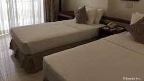ميني بار وخزنة داخل الغرفة ومكتب وستائر تعتيم