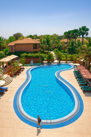 Piscine extérieure, chaises longues