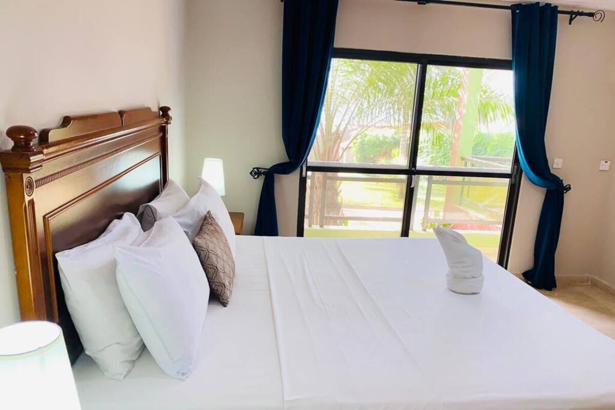 1 bilik tidur, peti besi dalam bilik, meja, ruang kerja komputer riba 