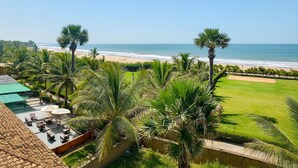 Un resort con piscina, palmeras y vistas a la playa.