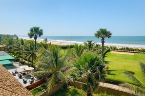 On the beach, free beach cabanas, sun loungers, beach umbrellas - Seafront Residences (Serrekunda)