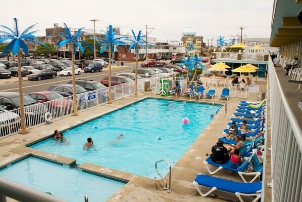 2 piscinas al aire libre (de 10:00 a 21:00), tumbonas