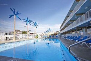 2 piscinas al aire libre (de 10:00 a 21:00), tumbonas