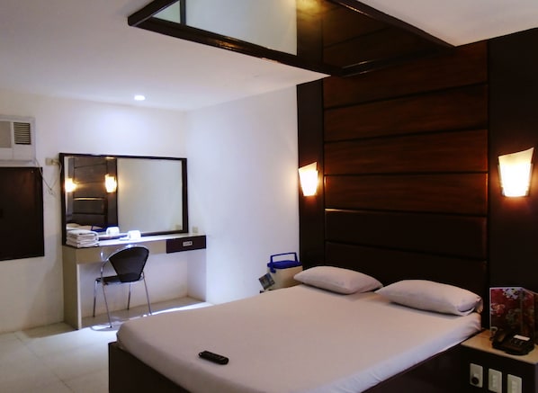 Desk, free WiFi - Halina Drive Inn Hotel - Pasay (Pasay)