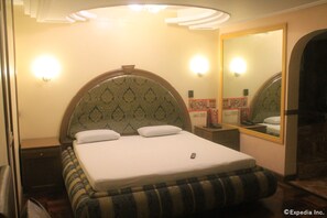 Chambre présidentielle, salle de bain privée | Bureau, accès au Wi-Fi (inclus)