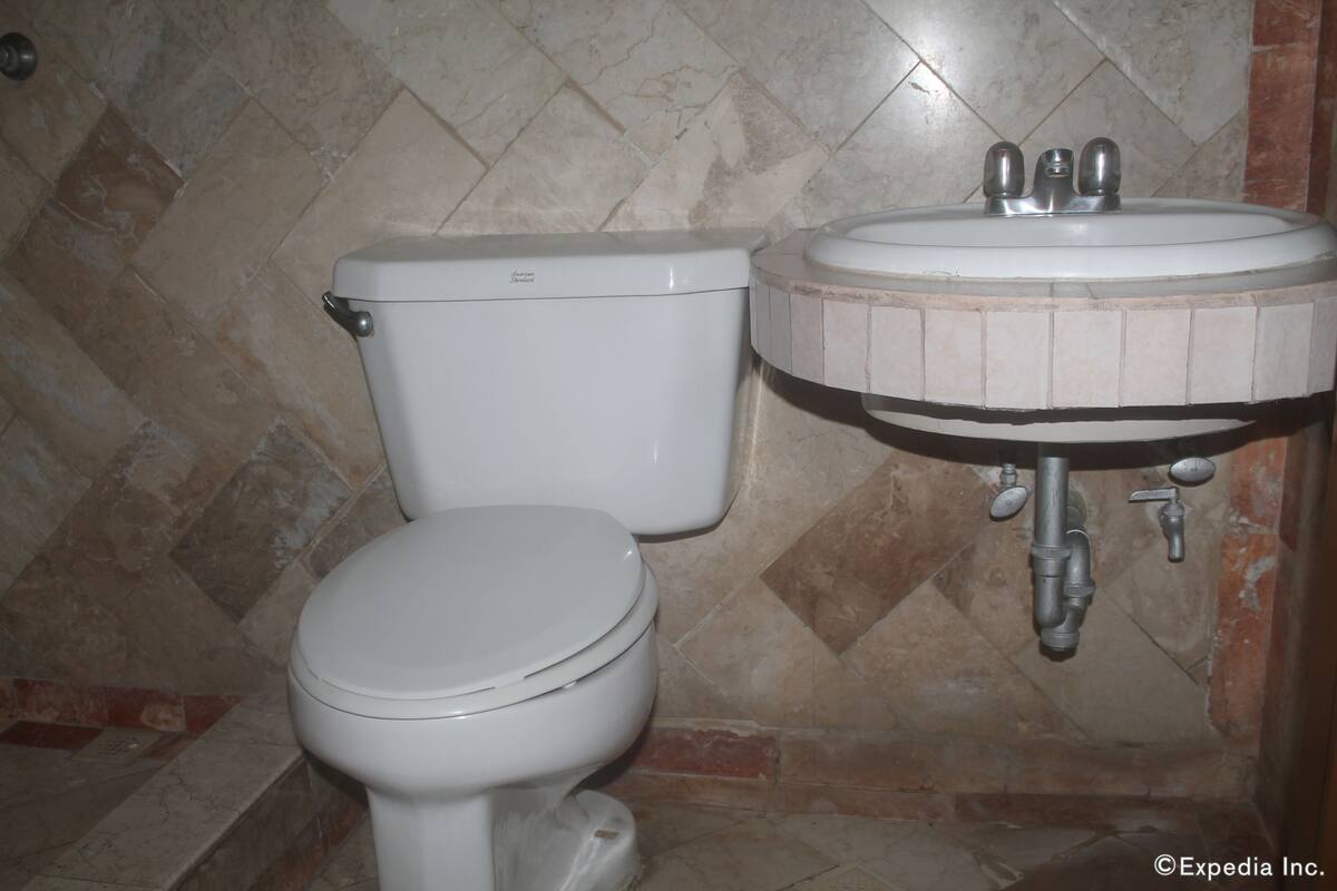 Um banheiro com vaso sanitário e pia.