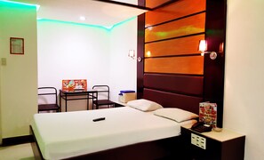 Chambre, salle de bain privée | Bureau, accès au Wi-Fi (inclus)