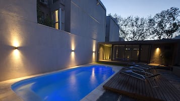 Una piscina al aire libre de temporada