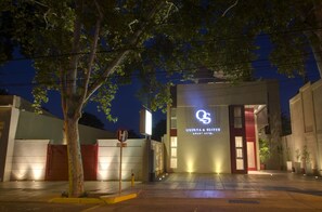 Fachada da propriedade à noite