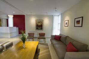 Área de estar no saguão