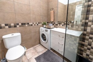 Buồng tắm vòi sen, đồ dùng nhà tắm miễn phí, máy sấy tóc, khăn tắm 