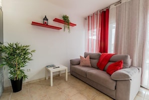 50-inch flat-screen TV with cable channels, TV - Lovely Bungalows (San Bartolomé de Tirajana)